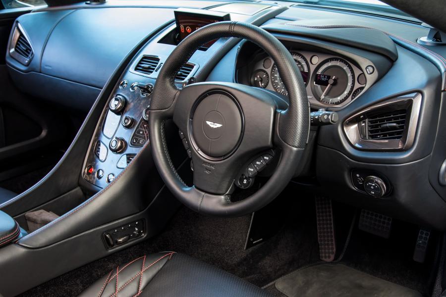 Панель приборов Aston Martin Vanquish S 2017 года  (AU) (фото 8 из 18)